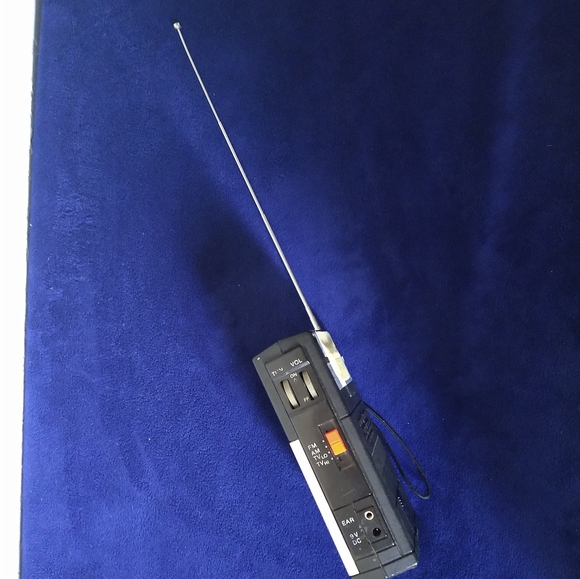 Vintage GE Handheld Radio w/TV Sound - Picture 11 of 11